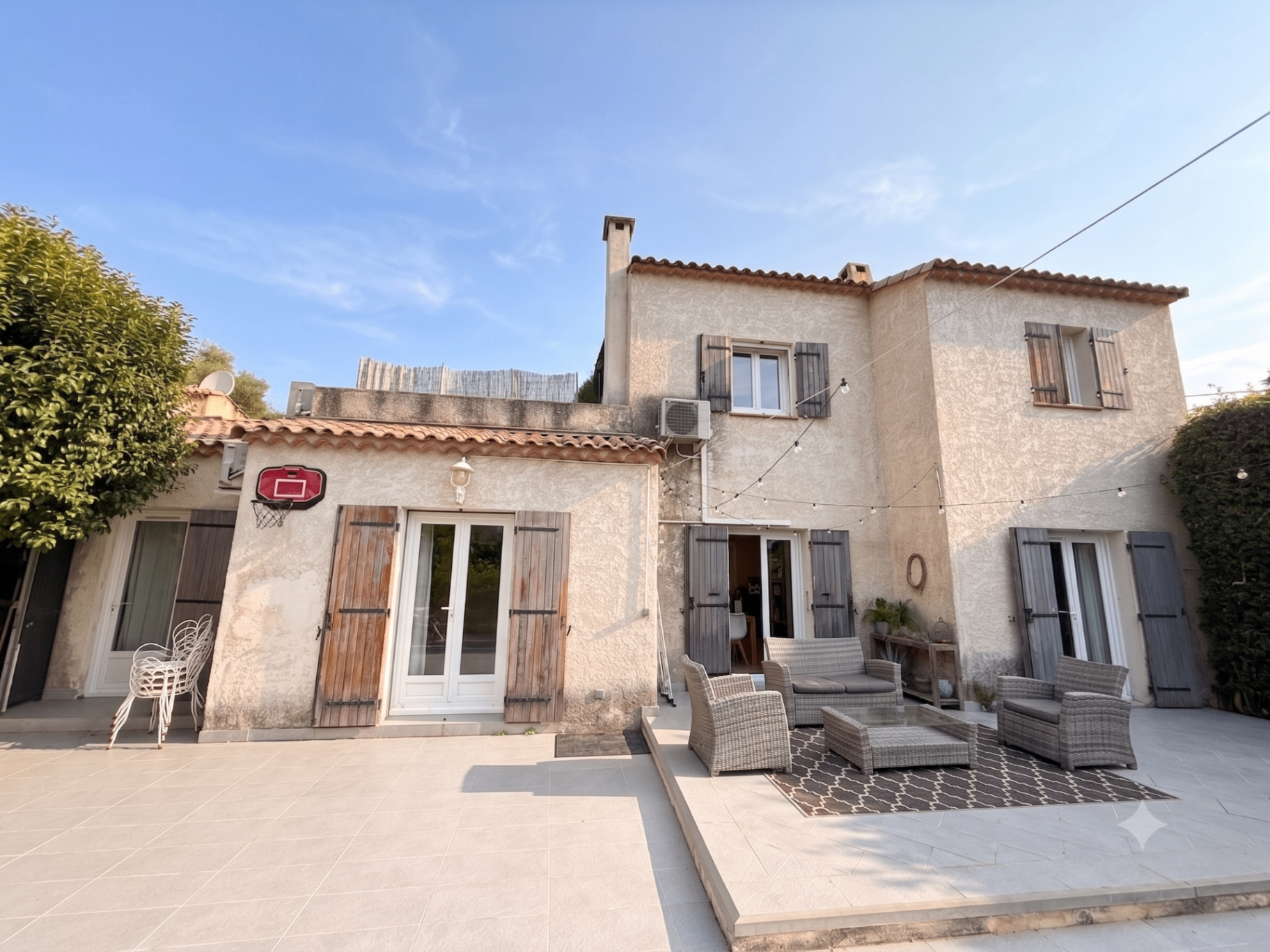 Façade et grande terrasse de la maison