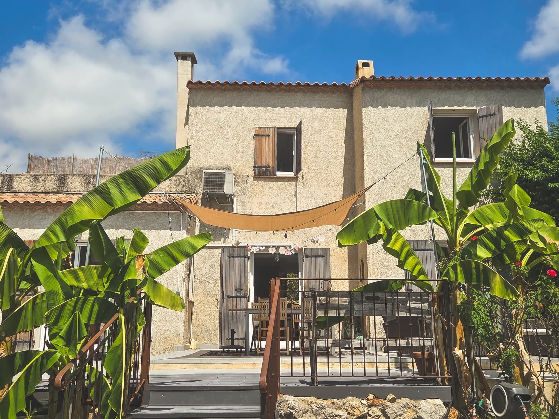 Vue extérieure depuis les escaliers du jardin
